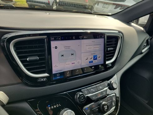 Used 2025 Chrysler Pacifica Select FWD image 34