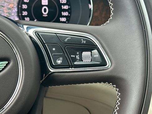 Used 2025 Bentley Bentayga image 29