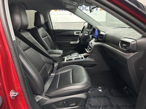 Used 2024 Ford Explorer XLT w/ Equipment Group 202A image 21