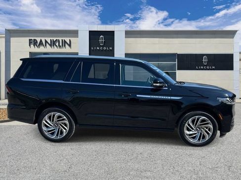Used 2025 Lincoln Navigator Reserve AWD/4WD image 8