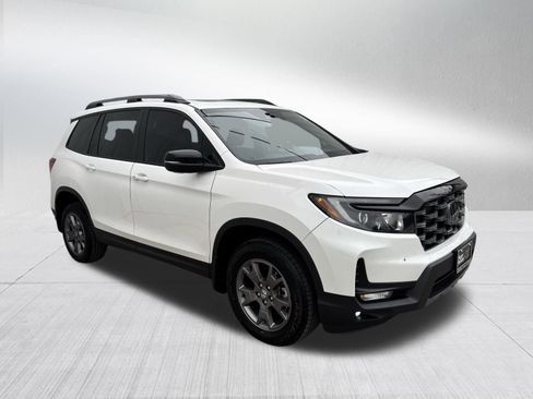 Used 2024 Honda Passport TrailSport image 3