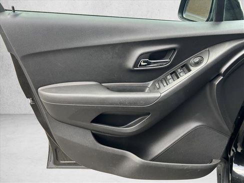 Used 2020 Chevrolet Trax LT w/ LT Convenience Package image 11