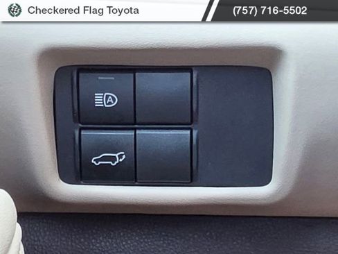 Used 2022 Toyota Highlander XLE AWD/4WD image 11