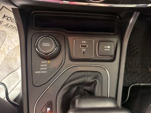 Used 2019 Jeep Cherokee Latitude w/ Cold Weather Group image 36