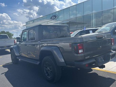 Used 2025 Jeep Gladiator Sport image 13