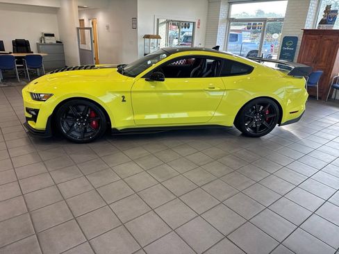 Used 2021 Ford Mustang Shelby GT500 w/ Carbon Fiber Track Pack RWD image 2
