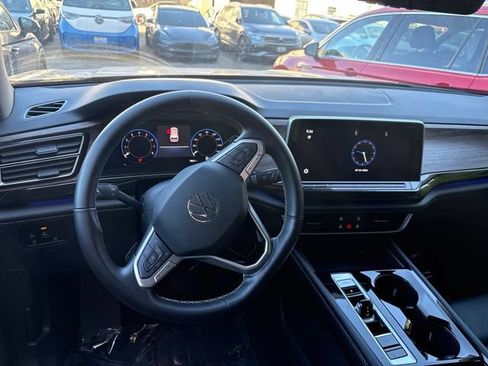 Used 2025 Volkswagen Atlas SEL AWD/4WD image 6