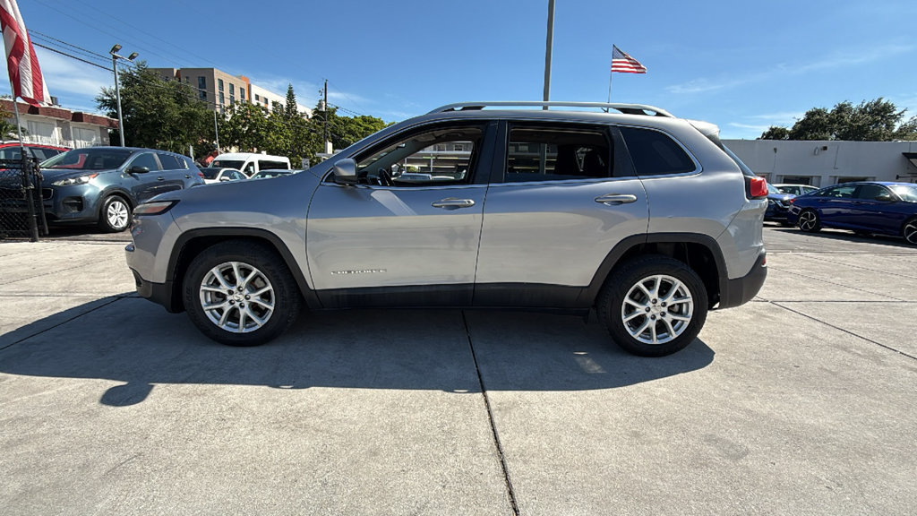 Used 2017 Jeep Cherokee Latitude w/ Comfort & Sound Group FWD image 11