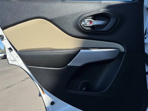 Used 2017 Jeep Cherokee Latitude w/ Comfort/Convenience Group image 19