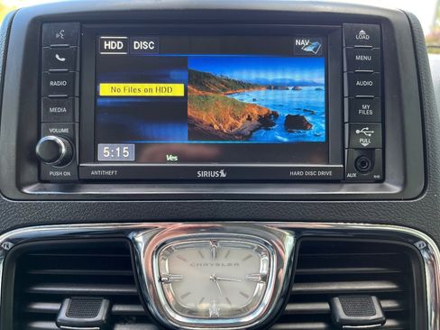 Used 2016 Chrysler Town & Country Touring-L image 29