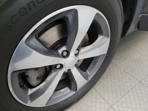 Used 2019 Jeep Cherokee Limited image 31