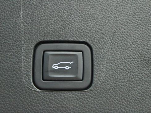 Used 2023 Chevrolet Traverse RS image 18