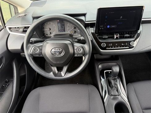 Used 2025 Toyota Corolla LE image 11