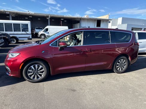 Used 2023 Chrysler Pacifica Touring-L FWD image 2