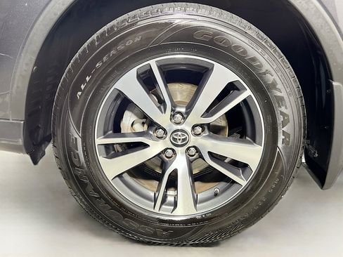 Used 2018 Toyota RAV4 XLE AWD/4WD image 14
