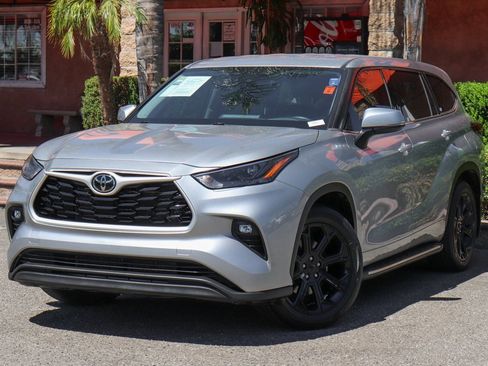 Used 2022 Toyota Highlander LE image 4