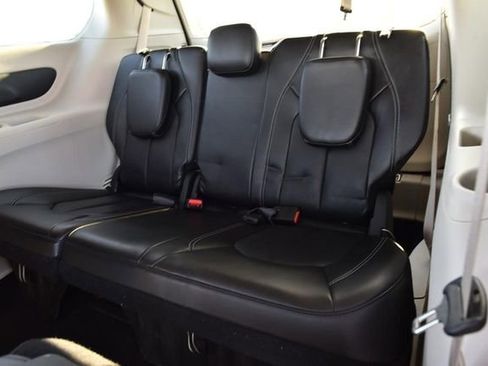 Used 2024 Chrysler Pacifica Select image 26