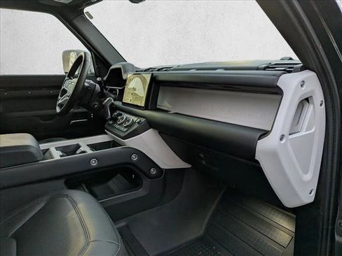 Used 2025 Land Rover Defender 110 S image 22