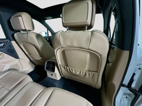 Used 2025 Porsche Macan image 30