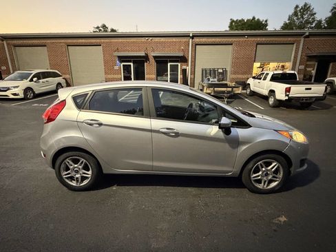 Used 2018 Ford Fiesta SE image 5