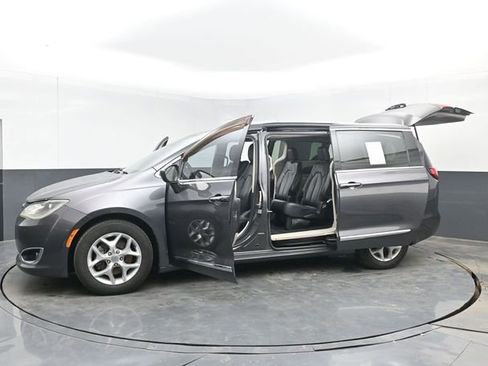 Used 2017 Chrysler Pacifica Touring-L Plus w/ Tire & Wheel Group FWD image 55