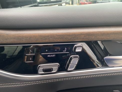 Used 2022 Jeep Grand Wagoneer Series II AWD/4WD image 12