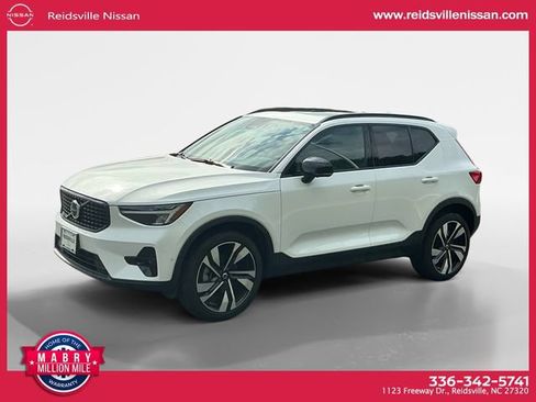 Used 2025 Volvo XC40 B5 Plus AWD/4WD image 1