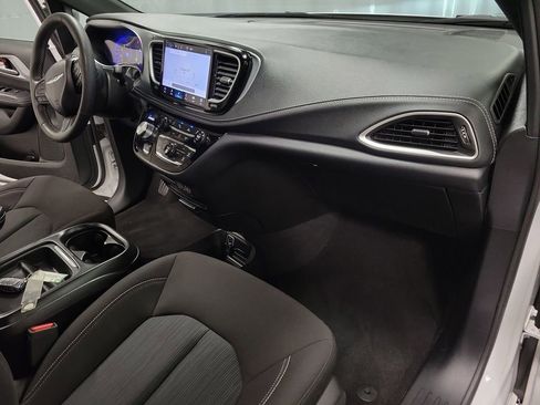 Used 2024 Chrysler Pacifica Touring FWD image 23
