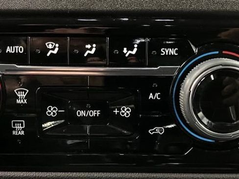 Used 2022 Chevrolet Silverado 1500 LTZ AWD/4WD image 39