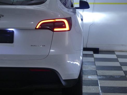 Used 2023 Tesla Model Y Long Range AWD/4WD image 29