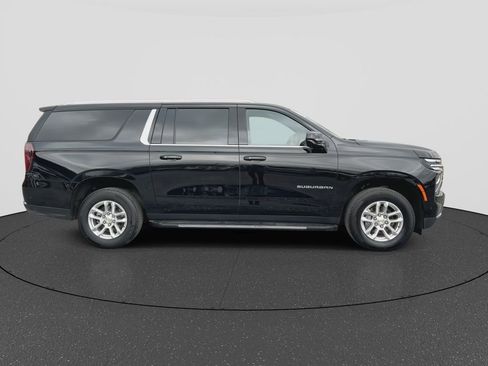 Used 2025 Chevrolet Suburban LT image 9
