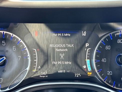 Used 2024 Chrysler Pacifica Touring-L image 18