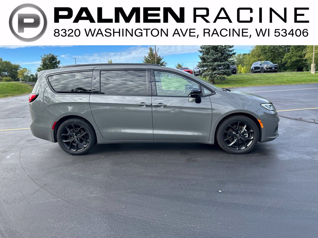Used 2025 Chrysler Pacifica Limited FWD image 2