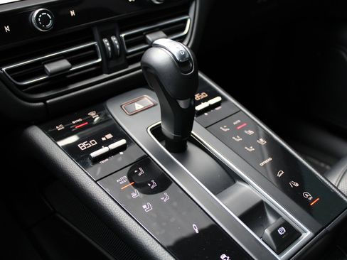 Certified 2023 Porsche Macan Turbo image 21