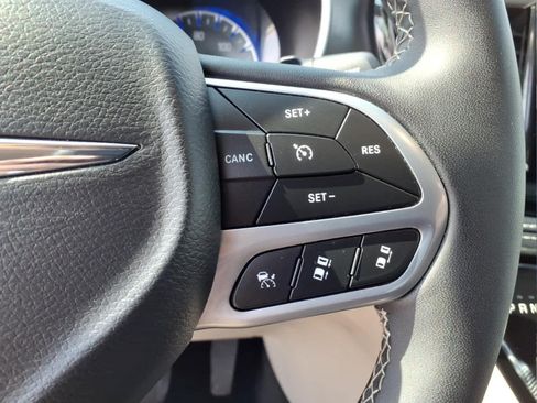 Used 2024 Chrysler Pacifica Touring-L FWD image 23
