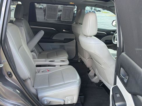 Used 2018 Toyota Highlander Limited FWD image 12