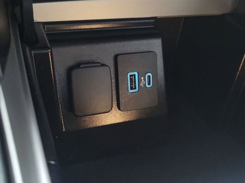 Used 2023 Ford Explorer XLT image 33