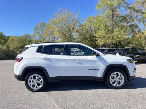 Used 2024 Jeep Compass Latitude image 8