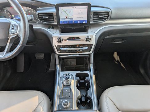 Used 2021 Ford Explorer XLT w/ Equipment Group 202A image 7