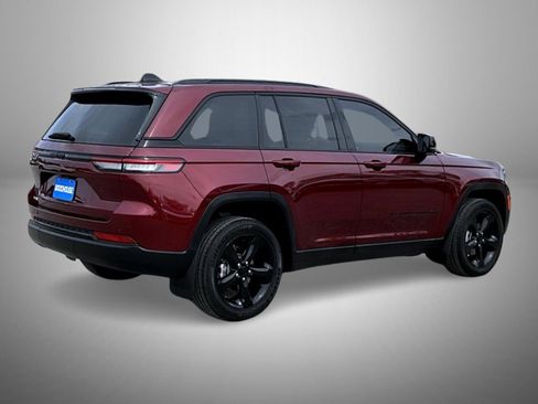 Used 2023 Jeep Grand Cherokee Altitude image 5