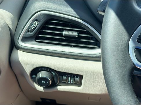 Used 2023 Chrysler Pacifica Touring-L image 33