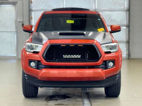 Used 2017 Toyota Tacoma TRD Sport w/ Premium & Technology Package AWD/4WD image 2
