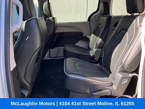 Used 2023 Chrysler Pacifica Limited AWD/4WD image 11
