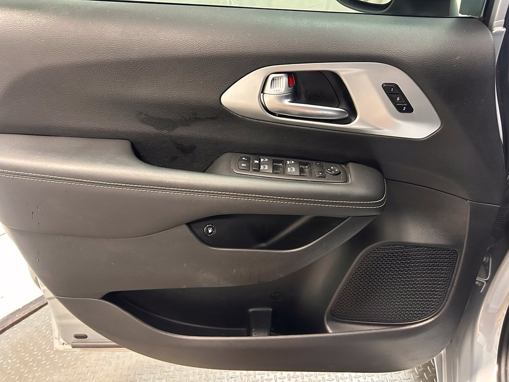 Used 2023 Chrysler Pacifica Touring-L w/ Uconnect Theater Family Group FWD image 10