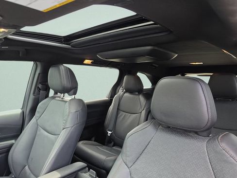 Used 2025 Toyota Sienna Limited FWD image 31