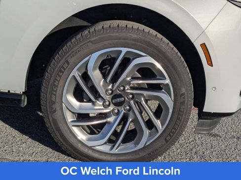 Certified 2025 Lincoln Navigator Reserve AWD/4WD image 13