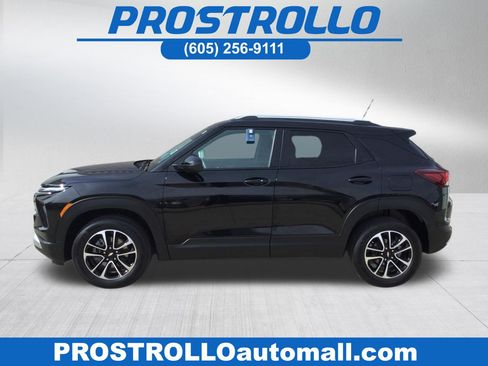 Used 2025 Chevrolet TrailBlazer LT w/ LT Cold Weather Package AWD/4WD image 1