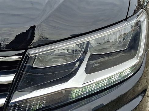 Used 2021 Volkswagen Tiguan SE w/ Panoramic Sunroof Package image 8