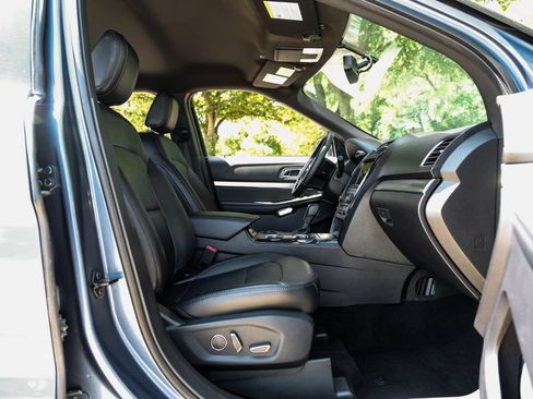 Used 2018 Ford Explorer XLT w/ Equipment Group 202A FWD image 43