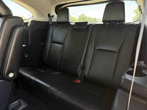 Used 2022 Toyota Highlander XLE FWD image 28